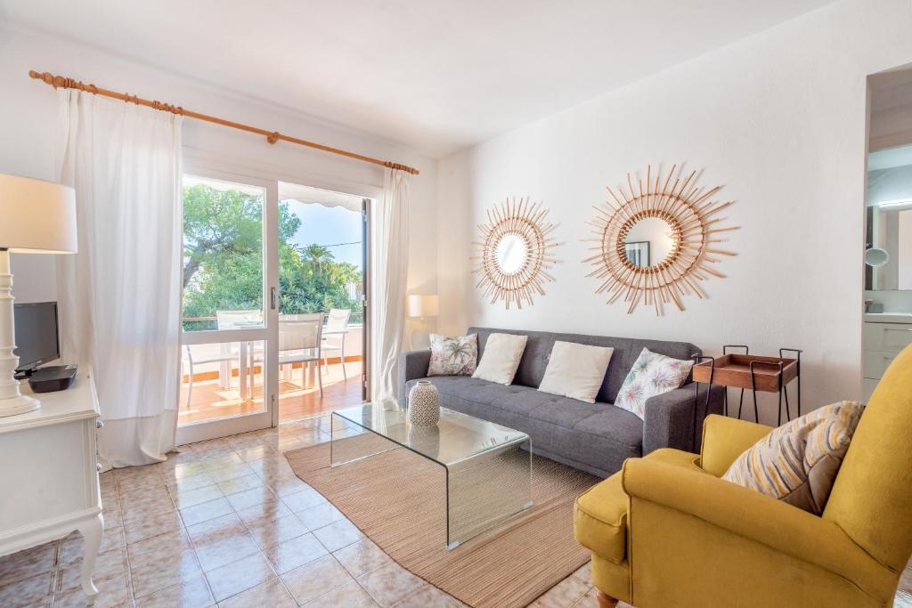a living room with a couch and a table at Mercuri in Port d'Alcudia