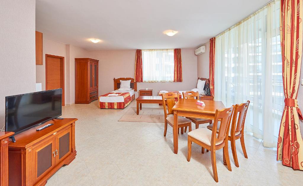 TV a/nebo společenská místnost v ubytování Karolina Hotel