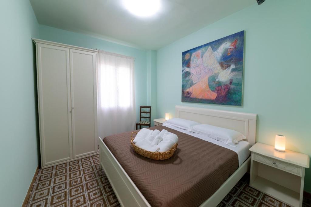 una camera da letto con un letto e due asciugamani di Villa dei Colori a Monopoli