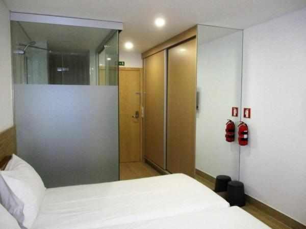 A bed or beds in a room at Central Suites 2 Quarto A