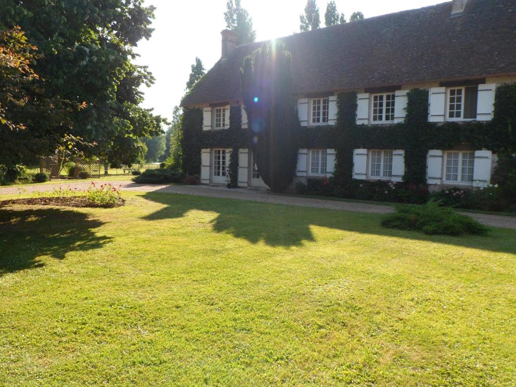 een groot huis met een grasveld ervoor bij Domaine de La Héllière in Lailly-en-Val