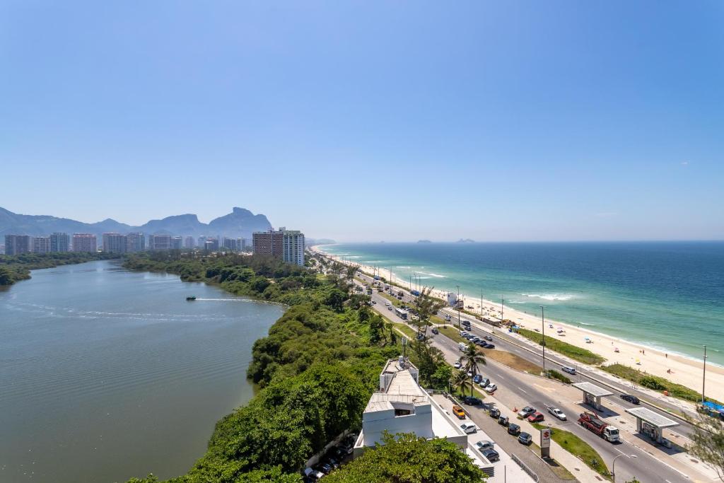 vistas a una autopista junto a la playa y al océano en Vista DE CINEMA do 19 andar da Praia BARRA da TIJUCA - Portaria 24h, Estacionamento, Wi-Fi 35mbps, Ar Condicionado - BANHEIRO RECEM REFORMADO, en Río de Janeiro