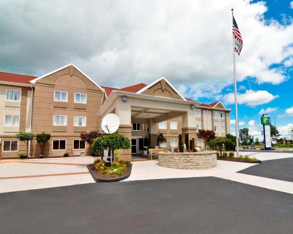 um hotel com uma bandeira americana em frente em Holiday Inn Express Hotel & Suites Port Clinton-Catawba Island, an IHG Hotel em Port Clinton