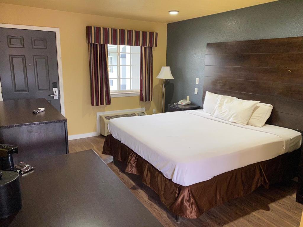 Cama ou camas em um quarto em Woodridge Inn and Suites
