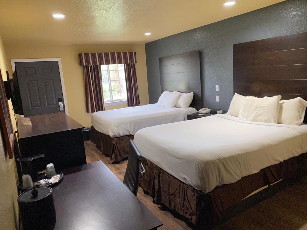 Cama ou camas em um quarto em Woodridge Inn and Suites