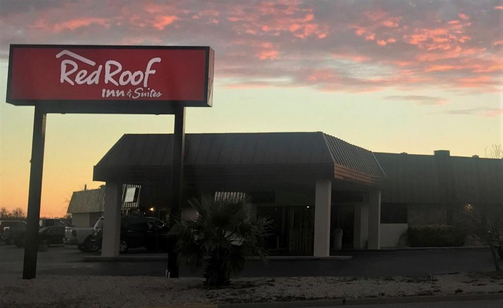 un letrero rojo y blanco delante de un restaurante en Red Roof Inn & Suites San Angelo, en San Angelo