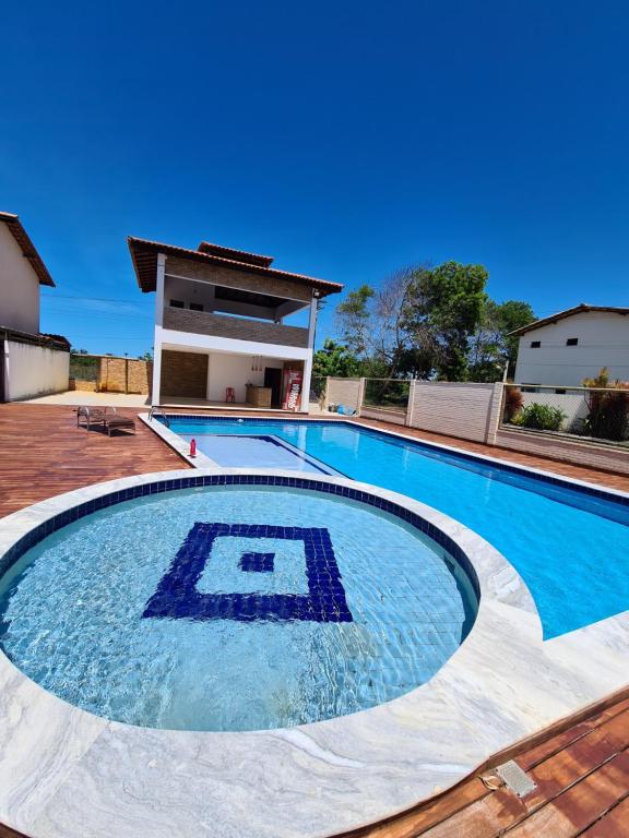 uma piscina com um design de azulejos no meio em Taipu Beach House - Barra Grande em Barra Grande
