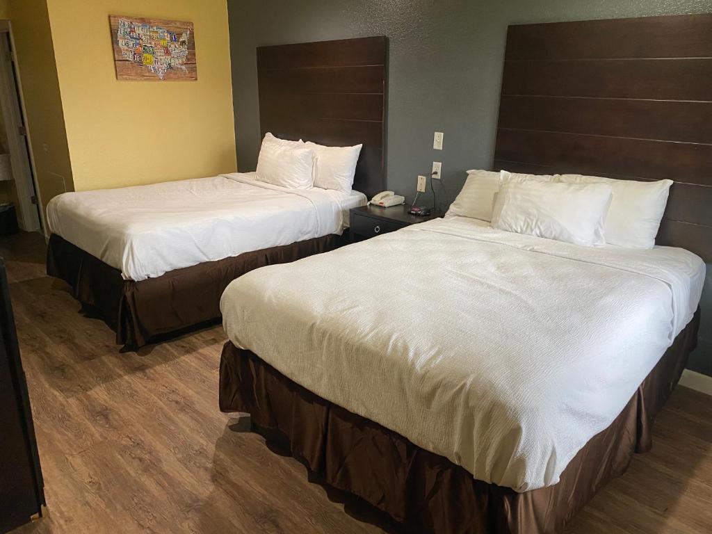 Cama ou camas em um quarto em Woodridge Inn and Suites