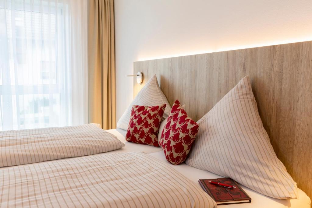 Postel nebo postele na pokoji v ubytování Kohlers Hotel Engel