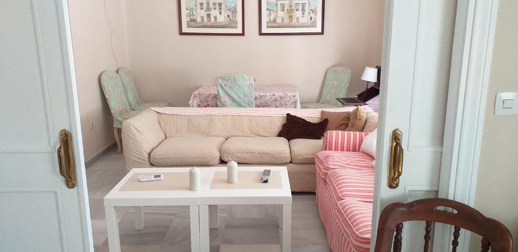 sala de estar con sofá y mesa en Top Centro Jerez - Bajo luminoso y céntrico, en Jerez de la Frontera