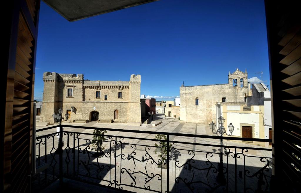 uma vista para um castelo a partir de uma varanda em AL CASTELLO Appartamenti em Torricella