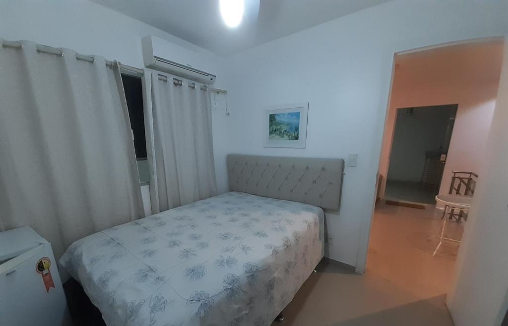 1 dormitorio pequeño con 1 cama en una habitación en Condomínio Manihi - cobertura, en Cabo Frío