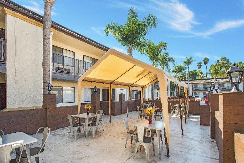 Stanford Inn & Suites Anaheim photo