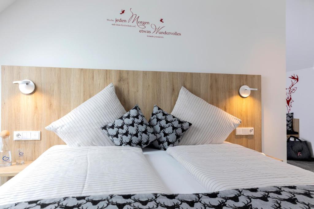 Postel nebo postele na pokoji v ubytování Kohlers Hotel Engel