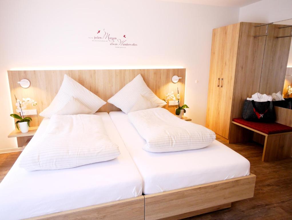 Postel nebo postele na pokoji v ubytování Kohlers Hotel Engel