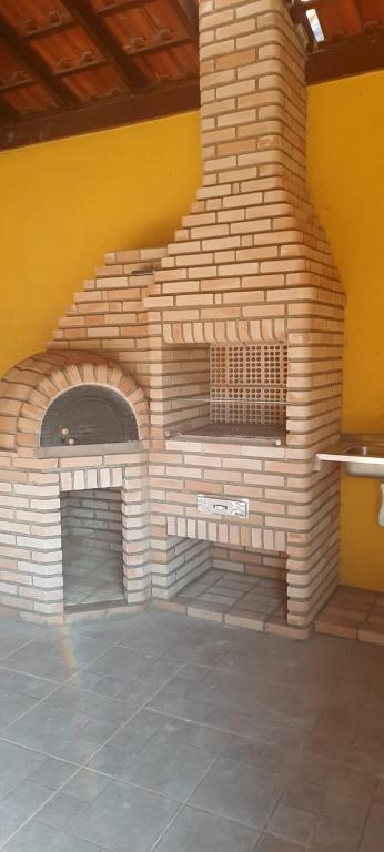 a large brick oven in a room with at Linda Chácara em IBIUNA com Sauna - Piscina - WiFi - Caseiro in Ibiúna