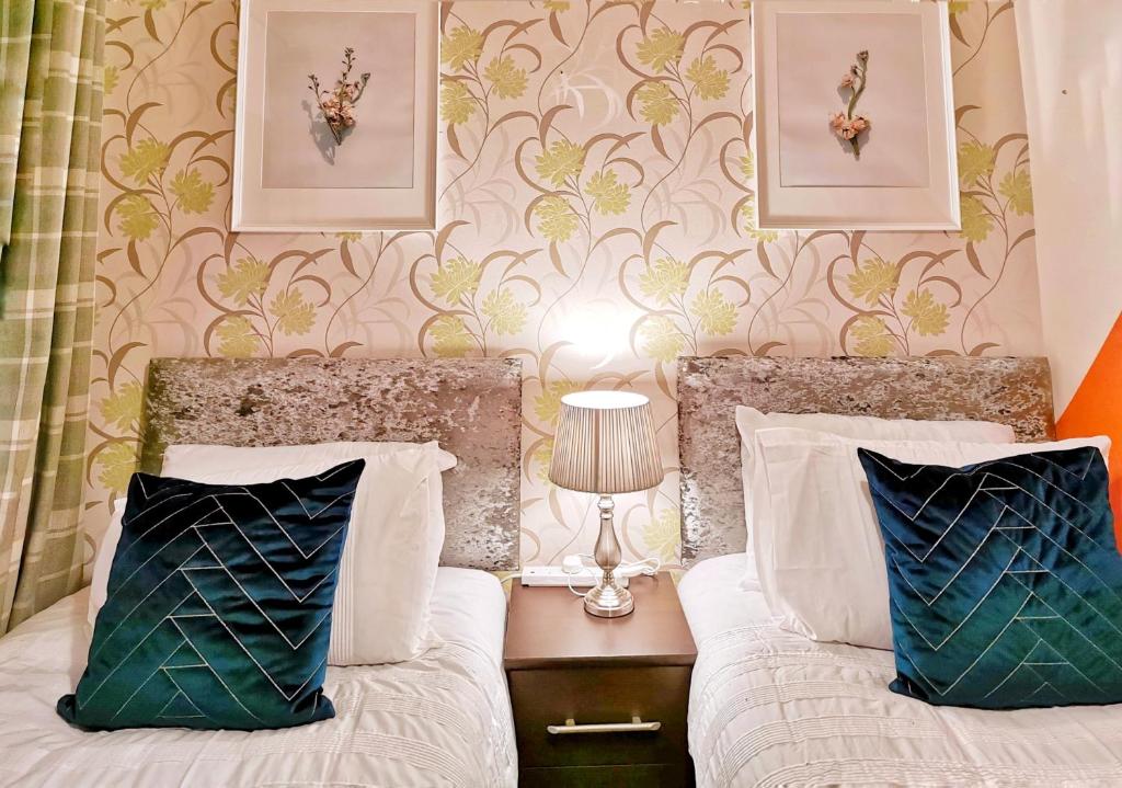 Un pat sau paturi într-o cameră la Noknokstay-Highstone House,4 Bedrooms, Garden with Parking, Great for Longer Stay