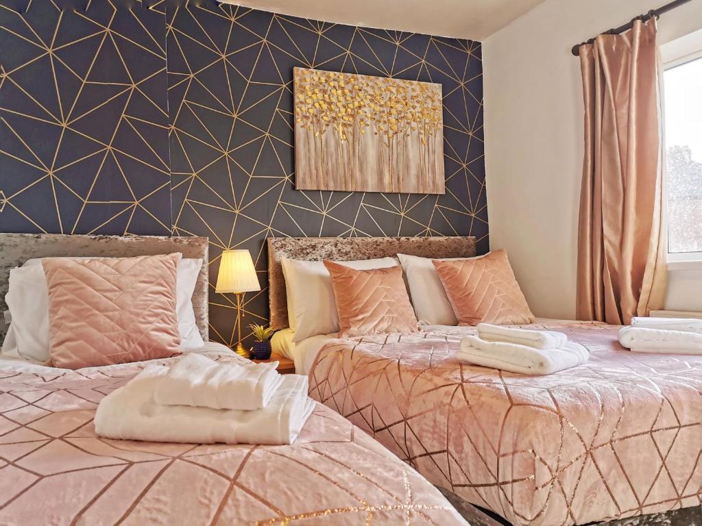 Noknokstay-Highstone House,4 Bedrooms, Garden with Parking, Great for Longer Stay - Four-Bedroom House