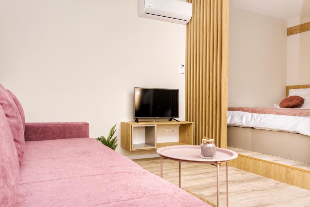 TV a/nebo společenská místnost v ubytování Urban Residence Apartments