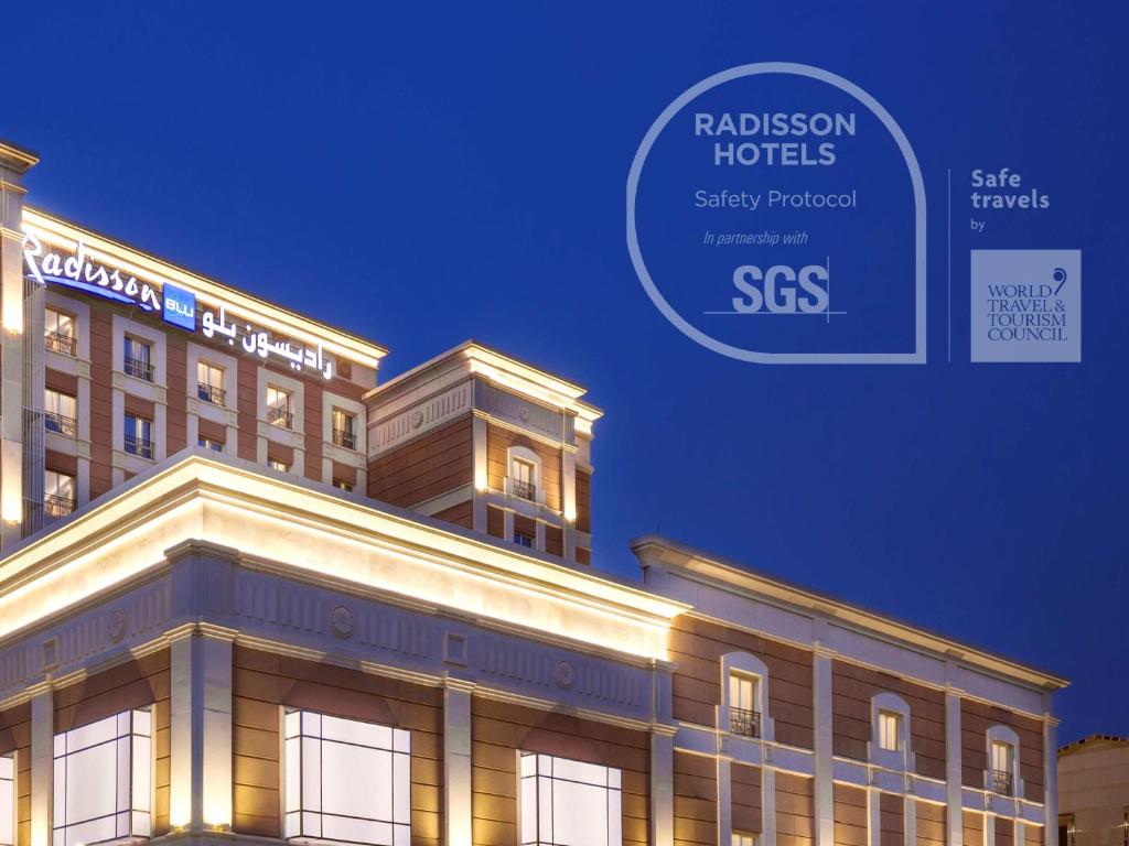 吉達的住宿－Radisson Blu Hotel, Jeddah Al Salam，带有读取辐射的酒店安全协议标志的建筑
