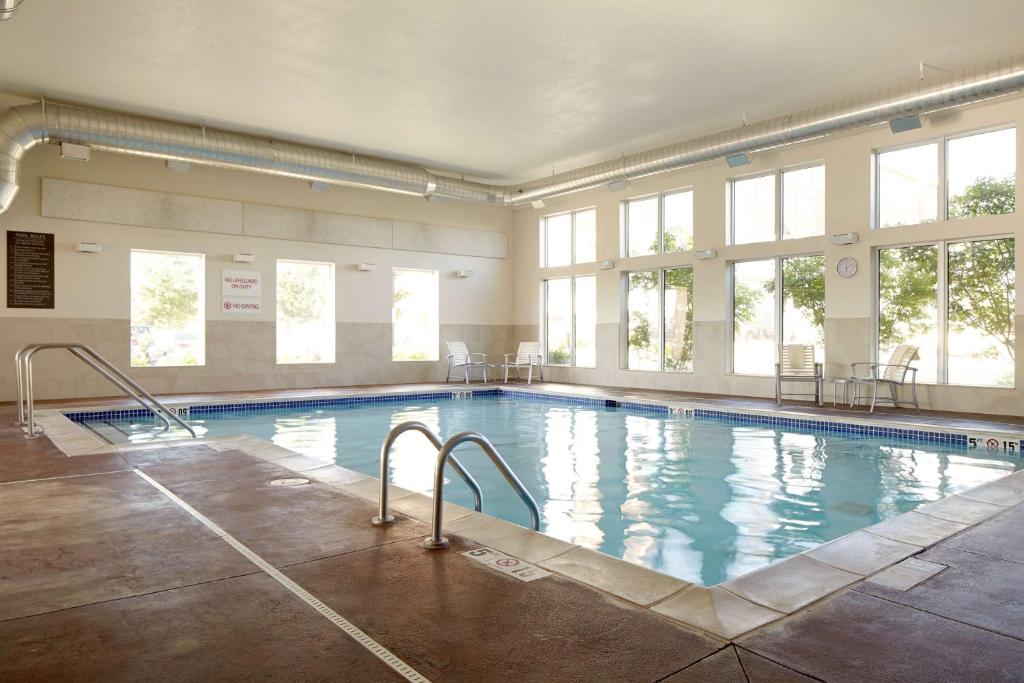 una gran piscina cubierta con ventanas y una gran piscina en Hyatt Place Roanoke Airport / Valley View Mall, en Roanoke