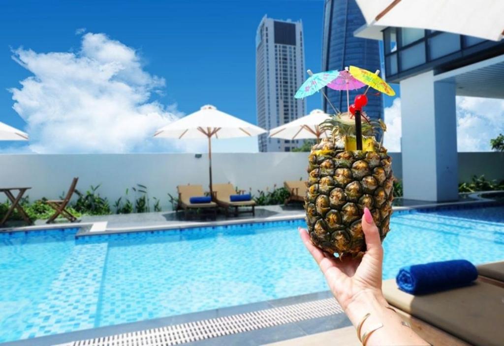 Bazén v ubytování Da Nang Han River Hotel nebo v jeho okolí