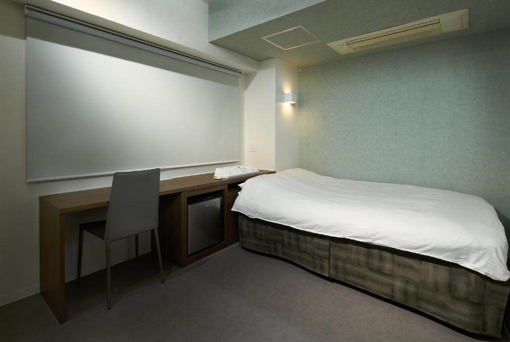 Tempat tidur dalam kamar di Shinjuku City Hotel N.U.T.S Tokyo