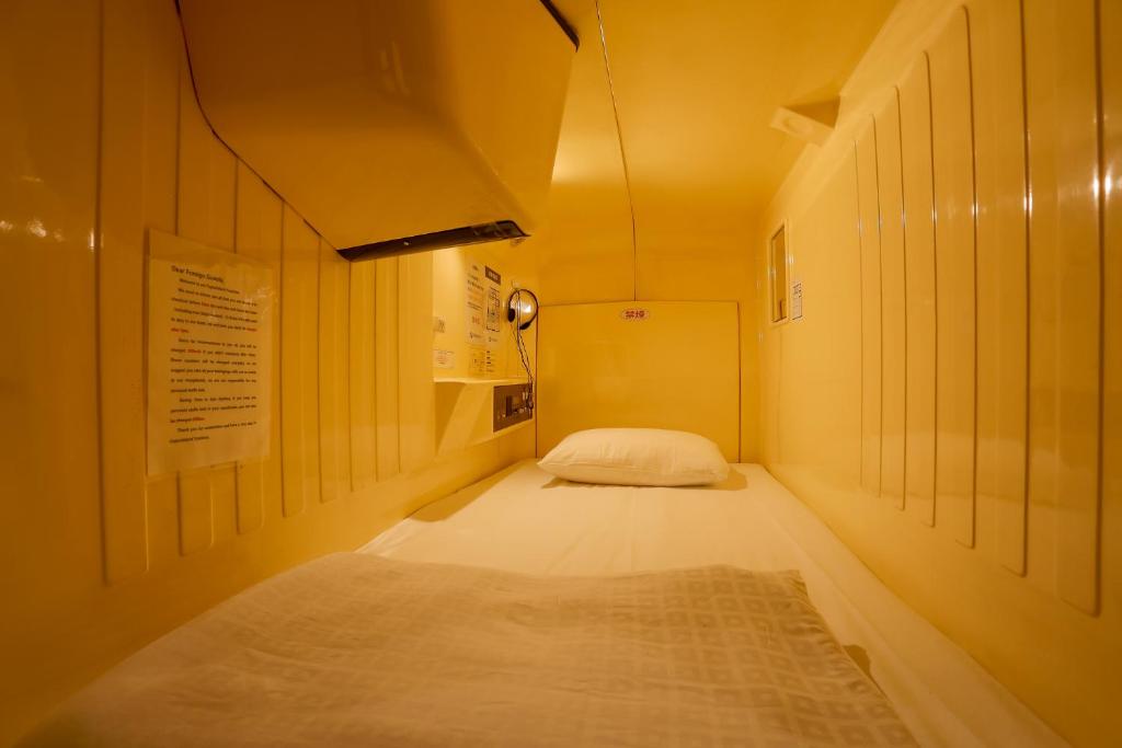 Postel nebo postele na pokoji v ubytování Capsule Land Yushima (Male Only)