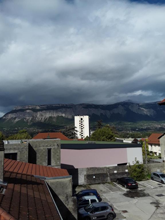 Nespecifikovaný výhled na hory nebo výhled na hory při pohledu z hotelu