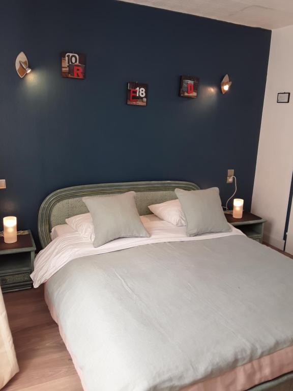 En eller flere senge i et værelse på Hôtel du Midi