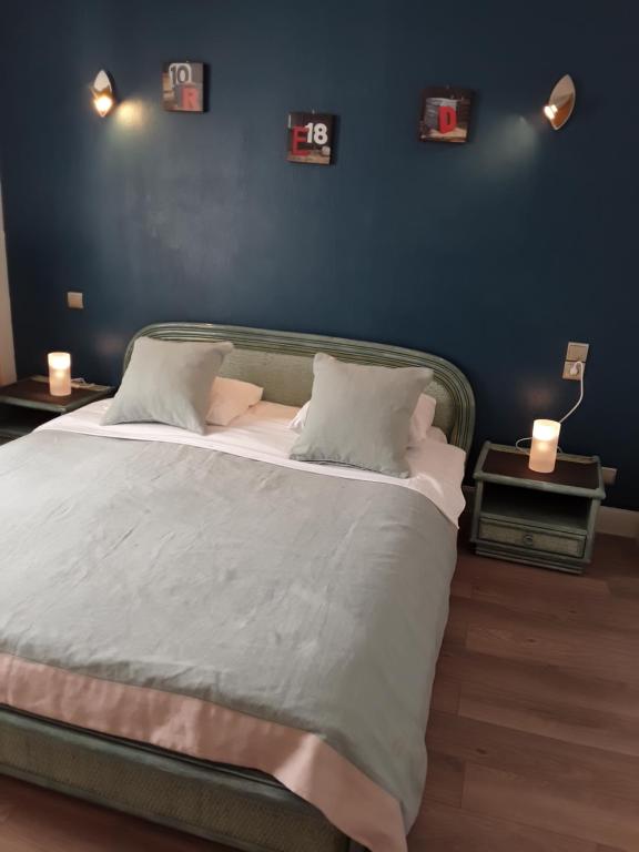 Postel nebo postele na pokoji v ubytování Hôtel du Midi