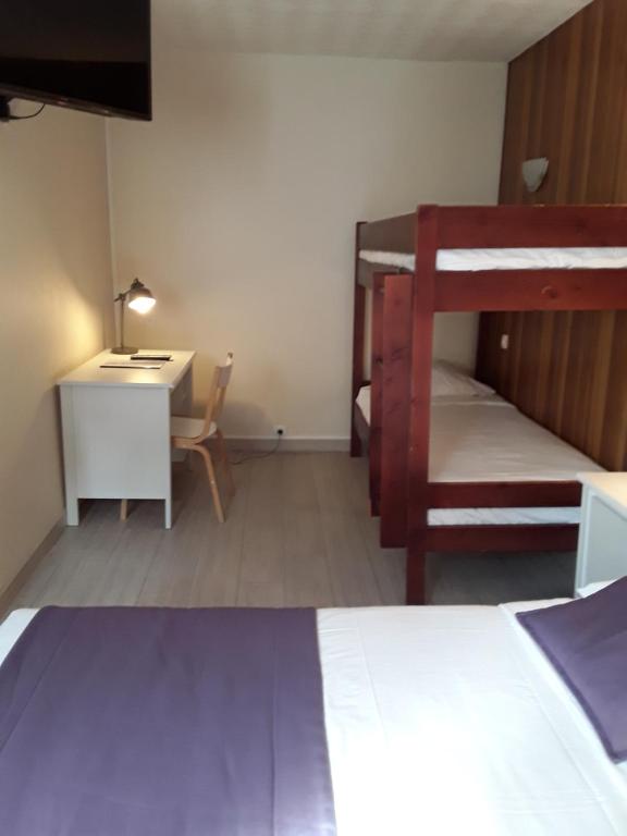 Postel nebo postele na pokoji v ubytování Hôtel du Midi
