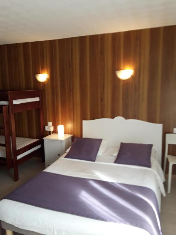 Postel nebo postele na pokoji v ubytování Hôtel du Midi