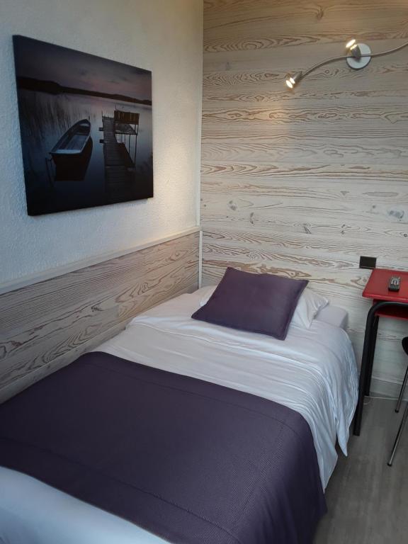 Postel nebo postele na pokoji v ubytování Hôtel du Midi