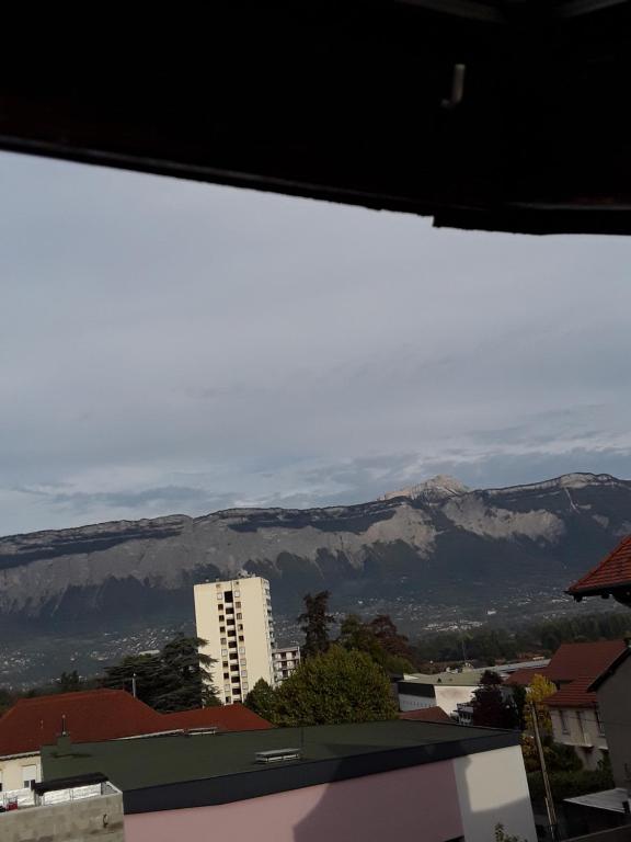 Nespecifikovaný výhled na hory nebo výhled na hory při pohledu z hotelu