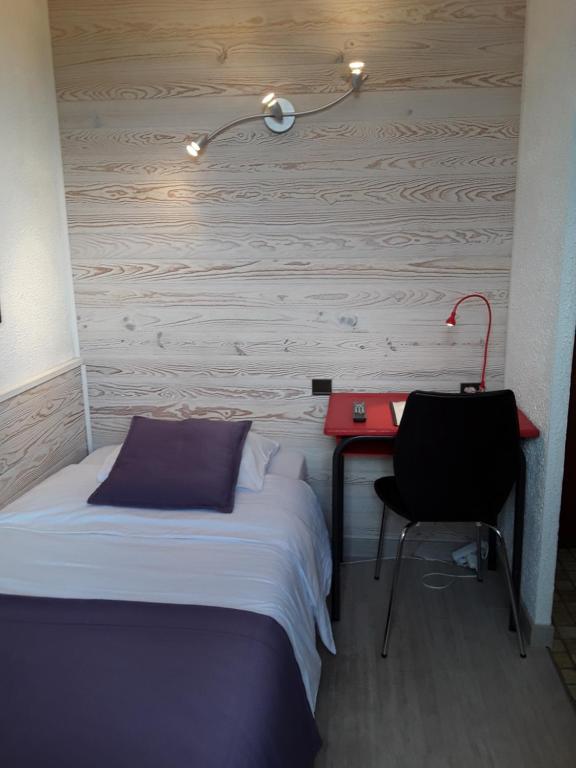 Postel nebo postele na pokoji v ubytování Hôtel du Midi