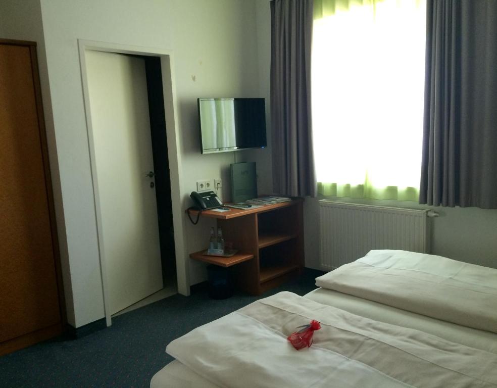 A bed or beds in a room at Seehotel Engstler