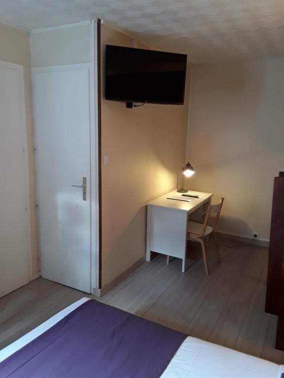 Postel nebo postele na pokoji v ubytování Hôtel du Midi