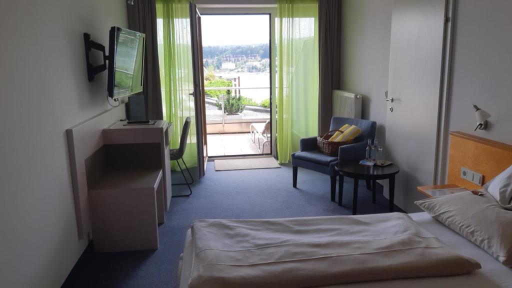 A television and/or entertainment centre at Seehotel Engstler