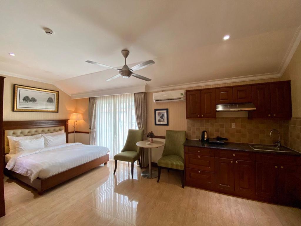 Central Hotel & Residences Swimming Pool - Deluxe Room