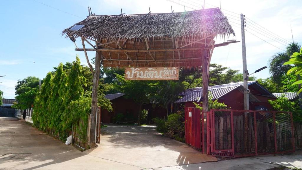 un bâtiment avec un panneau indiquant un restaurant dans l'établissement Baandin Rimnum Resort, à U Thong