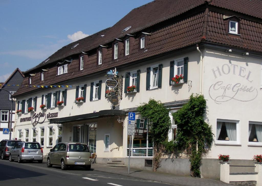 un hôtel situé sur le côté d'une rue dans l'établissement Unser kleines Hotel Café Göbel, à Laubach