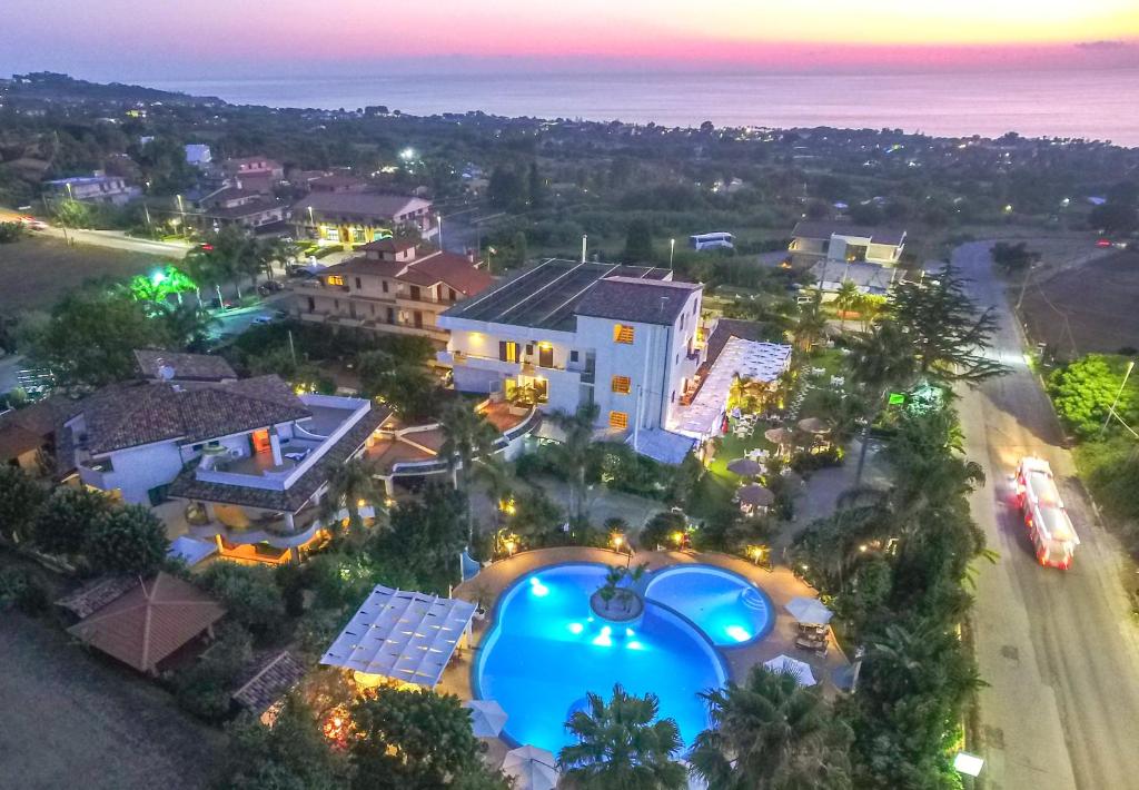 eine Luftansicht eines Hauses mit Pool in der Unterkunft La Bussola Hotel Calabria in Capo Vaticano