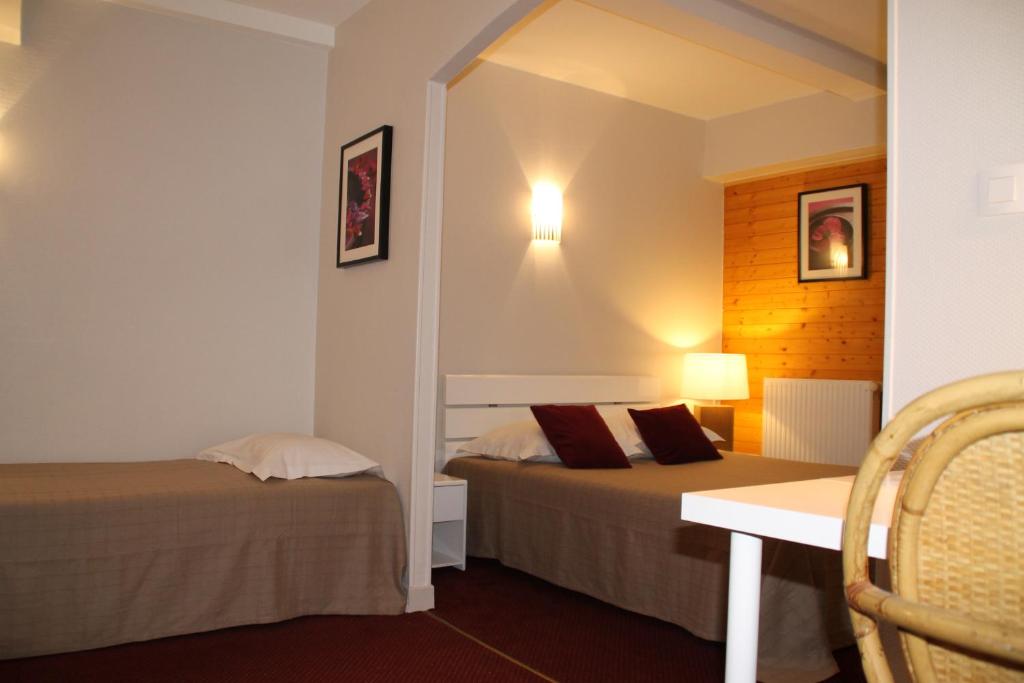 Postel nebo postele na pokoji v ubytování Hôtel Rivière