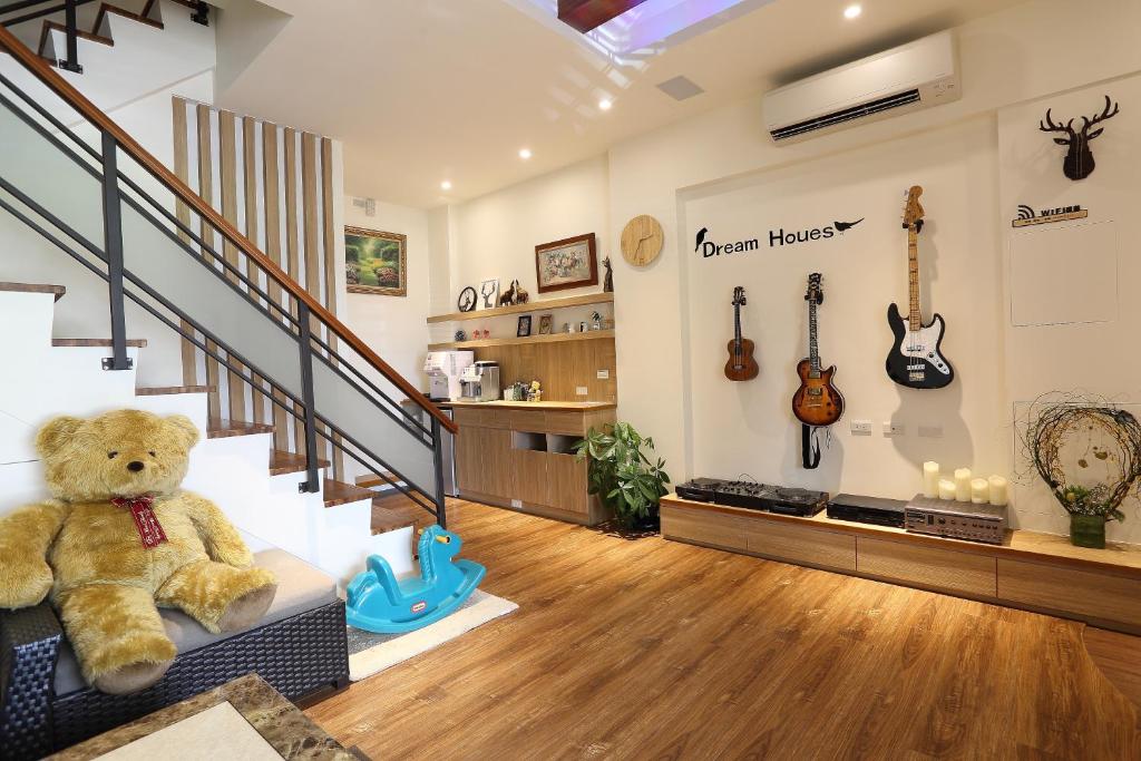 ein Teddybär auf einer Couch in einem Zimmer mit Gitarren in der Unterkunft Static Stack House in Dongshan