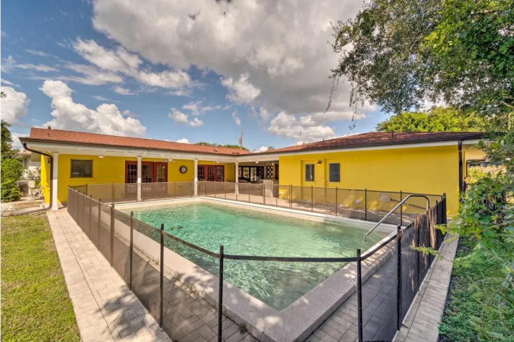 Family Retreat with Pool, Games, Dock, Fishing, Golf home - Housity