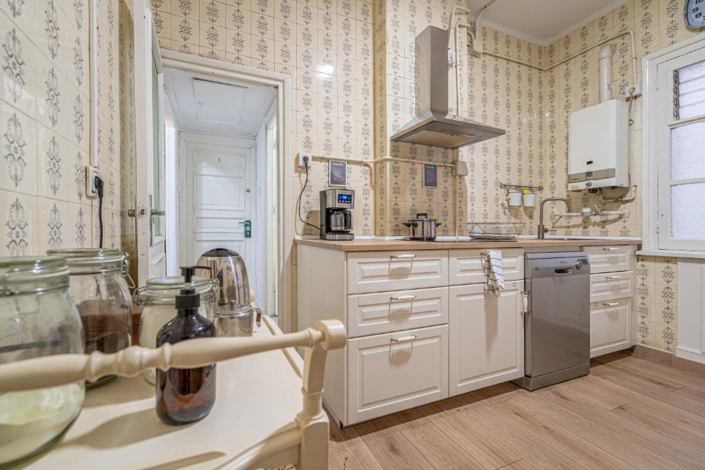 Kuchyň nebo kuchyňský kout v ubytování HiHome Hostel Uría