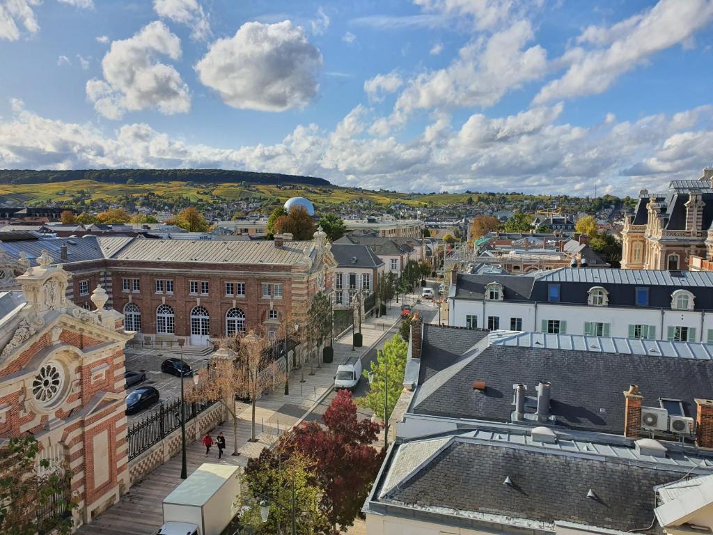 une vue aérienne sur une ville avec des bâtiments dans l'établissement L'épopée Panoramique - Parking - Avenue de Champagne - Epernay, à Épernay