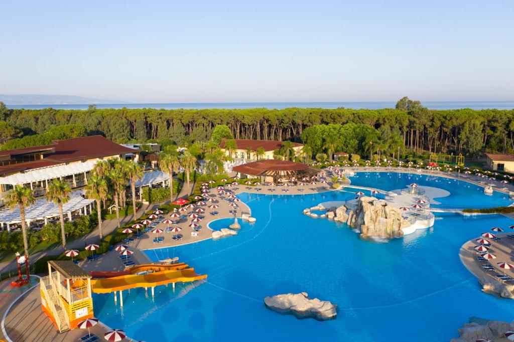 - une vue aérienne sur le parc aquatique du complexe disney dans l'établissement Falkensteiner Club Funimation Garden Calabria, à Curinga