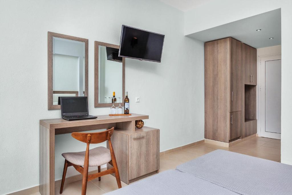 TV a/nebo společenská místnost v ubytování Iris Hotel